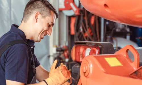Maschinenführer in Deutschland: Die entscheidende Rolle der Maschinenbediener in der Industrie – Ein umfassender Blick auf den Beruf des Maschinenführers