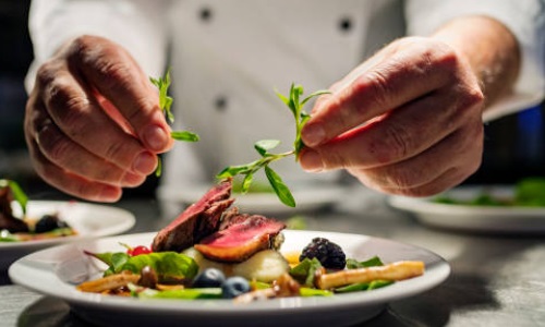 Arbeitsrecht in der Gastronomie: Was Arbeitnehmer unbedingt wissen sollten