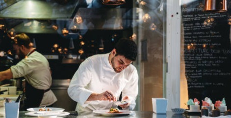 Koch oder Food-Influencer? Wie soziale Medien die Karriere in der Gastronomie beeinflussen