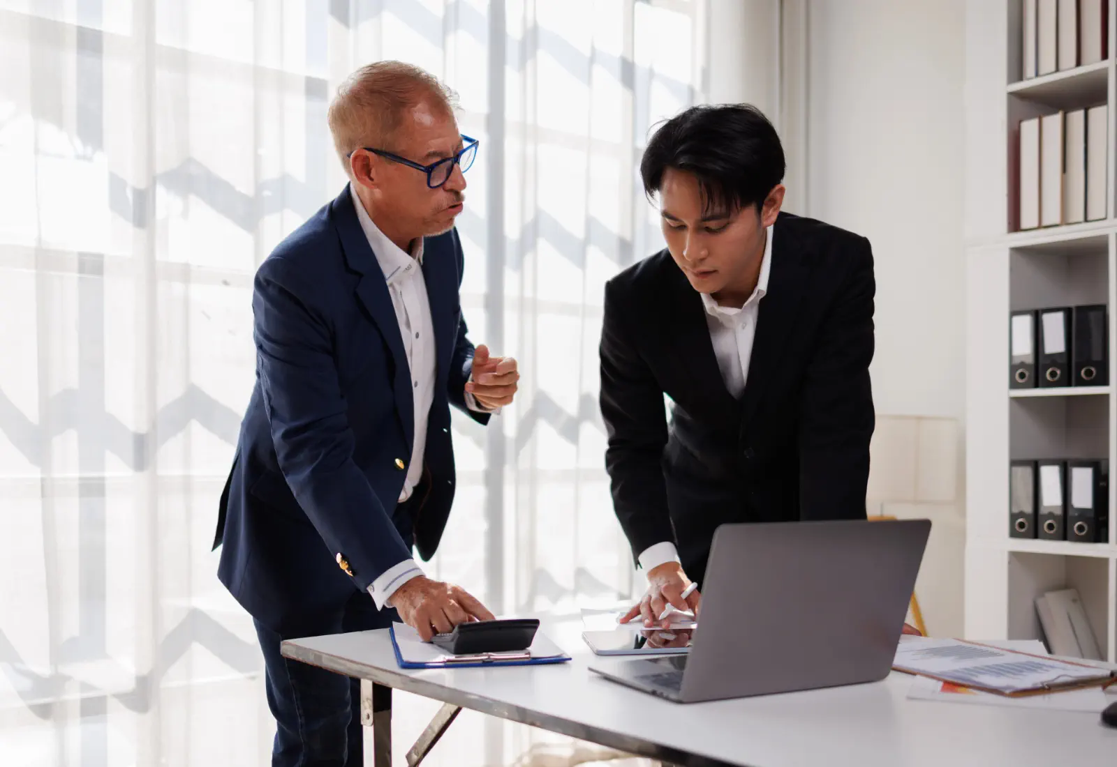 Zeitarbeit vs. Direktanstellung – Kosten- und Nutzenvergleich für Arbeitgeber